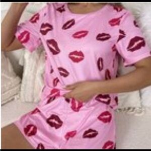New! Women Lips Print Pajamas Set, Short Sleeve Crew Neck Top & Shorts. Size: XL